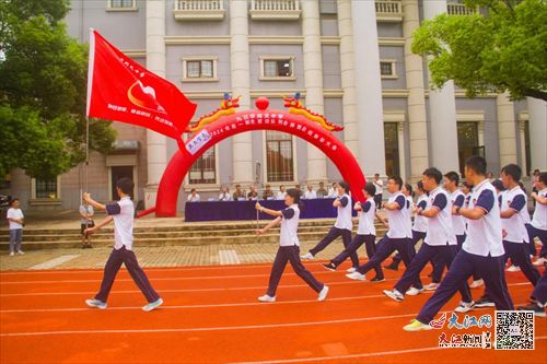 九江市同文中學舉行2024級高一新生軍訓匯演暨總結表彰大會 組圖