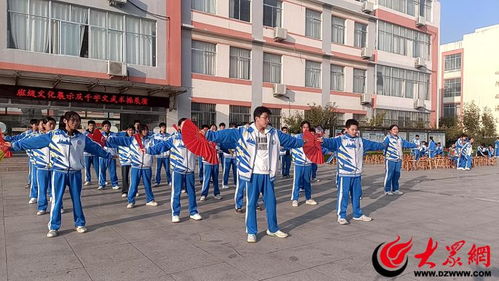 沂水縣四十里堡鎮(zhèn)初級(jí)中學(xué)舉行班級(jí)文化展與 千字文 武術(shù)操展評(píng)活動(dòng)